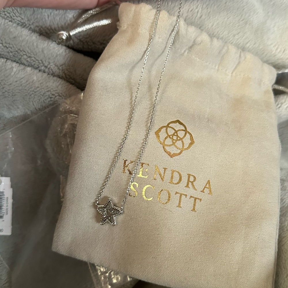 NWT Kendra Scott Jae Star Short Pendent Necklace